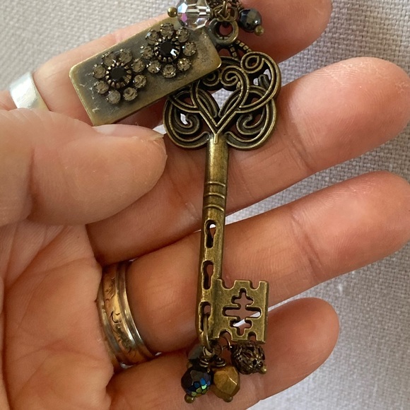 NWT Brass Key Necklace on Brass long chain with Swarovski Crystals - Picture 5 of 5